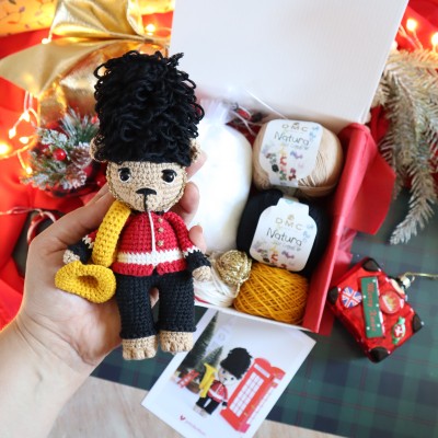Kit Crochet Milord, ours garde royale – Coffret Complet, Patron PDF