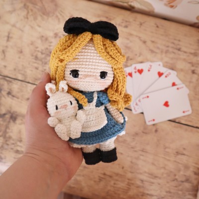 Patron "Alice au pays des merveilles et son doudou lapin"