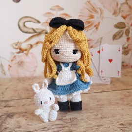 Patron "Alice au pays des merveilles et son doudou lapin"
