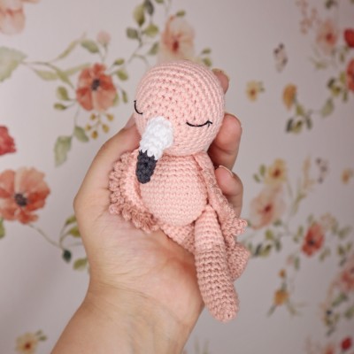 Luna, mon mini flamant rose – Patron Crochet Gratuit PDF