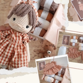 Il est enfin en ligne ! ✨
Je suis tellement heureuse de vous présenter Lison, jolie poupée et son doudou 🤎
Mon tout nouveau kit crochet est disponible dès maintenant sur la boutique !
Le kit contient tout le nécessaire pour réaliser Lison et sa peluche :
- Le tutoriel détaillé et illustré
- 7 pelotes Ricorumi
- Les fils à broder
- Les yeux de sécurité
- La ouate de rembourrage
- Un marqueur de maille
- Une robe et un turban cousus artisanalement
J'espère que cette jolie poupée vous plaira autant que j'ai aimé la créer.
💌 Commentez juste en dessous et je vous envoie automatiquement le lien vers le kit.
#pensebonheur #crochet #amigurumi #amigurumis #kitcrochet